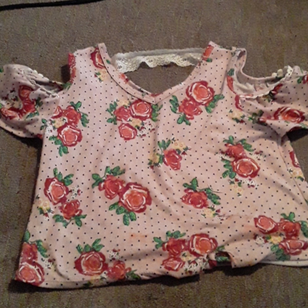 Shoulder showing t-shirt